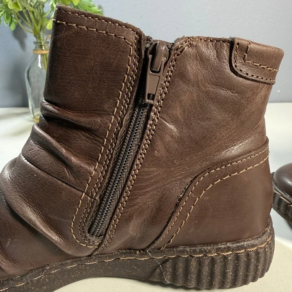 Clarks Caroline‎ Orchid Dark Brown Leather Ruched Ankle Boots Womens US 5